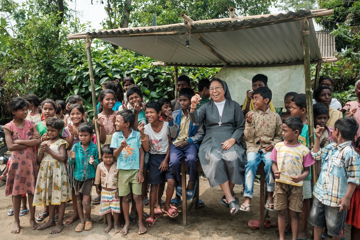 Indien: Schwester Annie umringt von Kindern