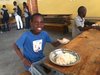 Haiti: Warme Mahlzeit für Straßenkinder