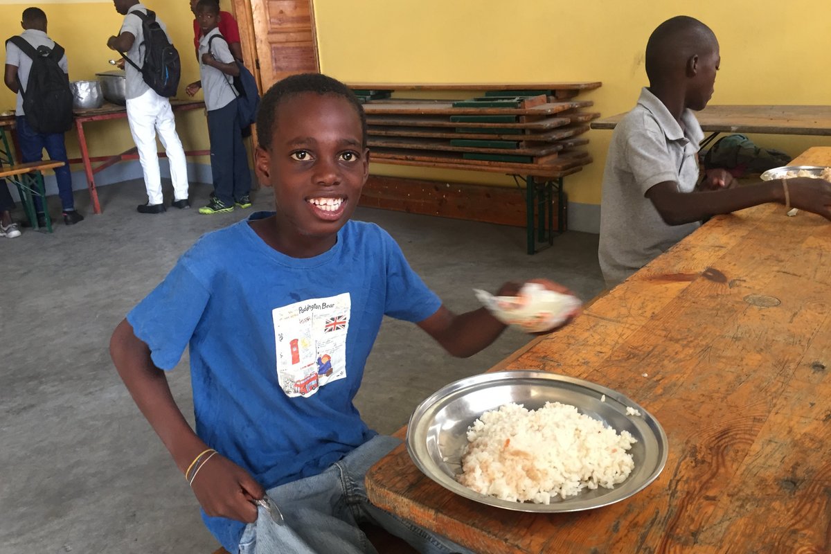 Haiti: Warme Mahlzeit für Straßenkinder