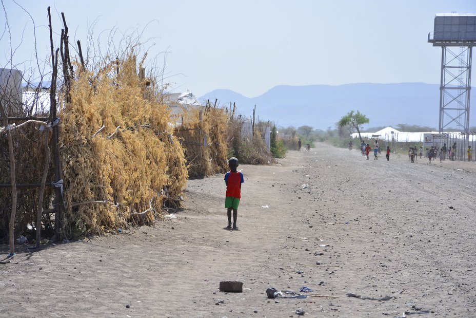 Kenia: Kind auf trockener Strasse