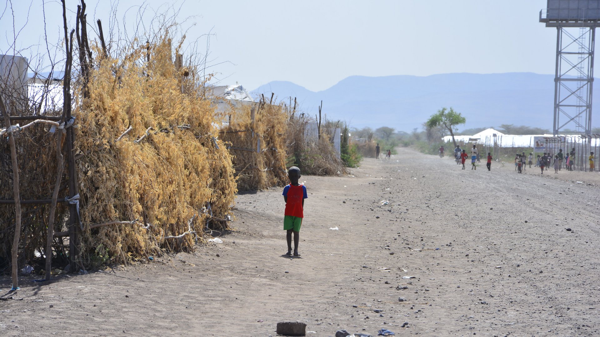 Kenia: Kind auf trockener Strasse