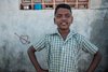 Indien: Junge vor einer Wand
