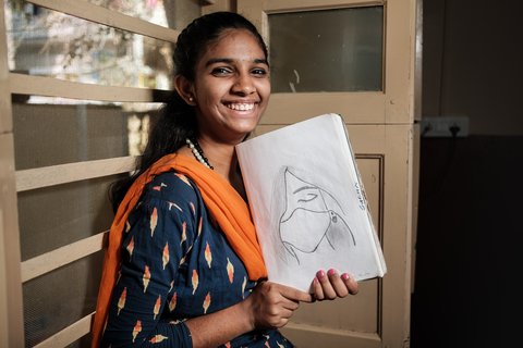 Indien: Mädchen mit Zeichnung