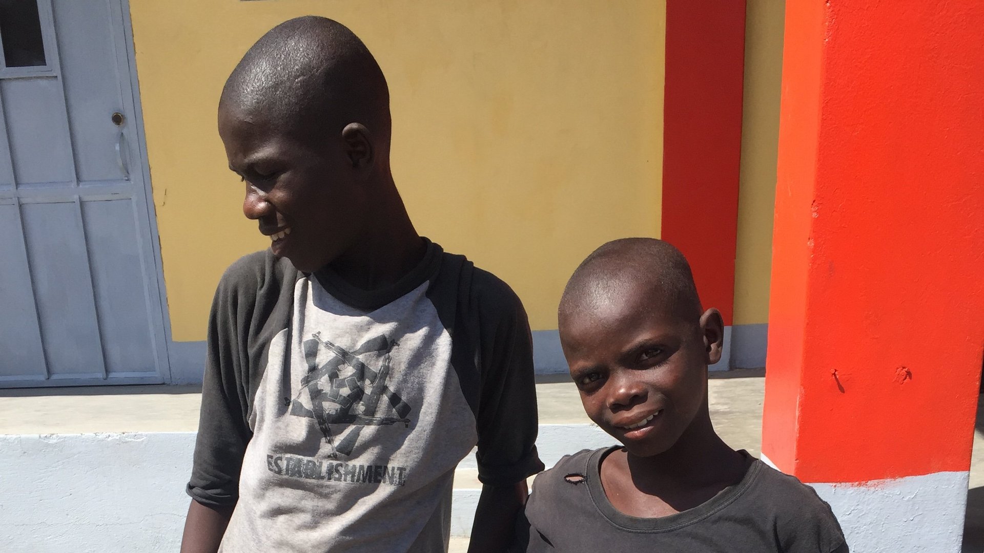 Haiti: zwei Jungen auf der Straße