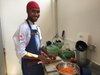 Kolumbien: Koch-Azubi beim Schneiden