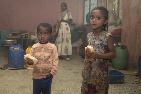 Äthiopien: hungernde Kinder in Notunterkunft