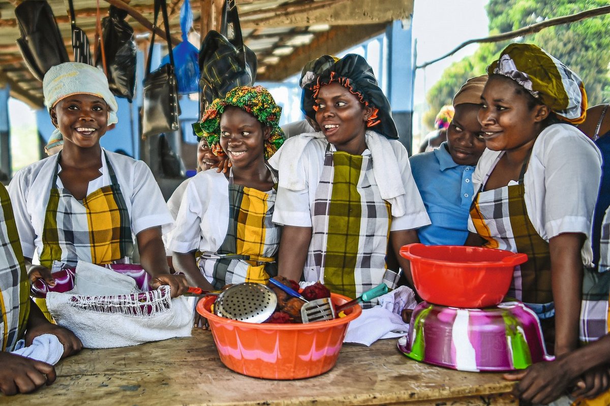 Ehemalige Straßenmädchen bei der Köchinnen-Ausbildung in Fambul