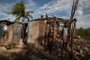 Haiti: Bewohner vor zerstoertem Haus