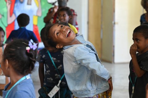 Papua-Neuguinea: lachendes Mädchen