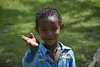 afrikanisches Kind gibt Flugkuss