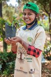 Indien: Kind mit Pflanze