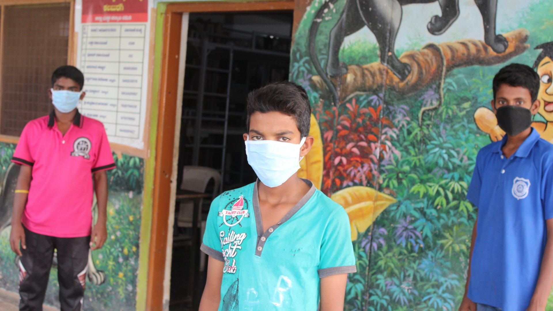 Indien: Jungs mit Schutzmasken