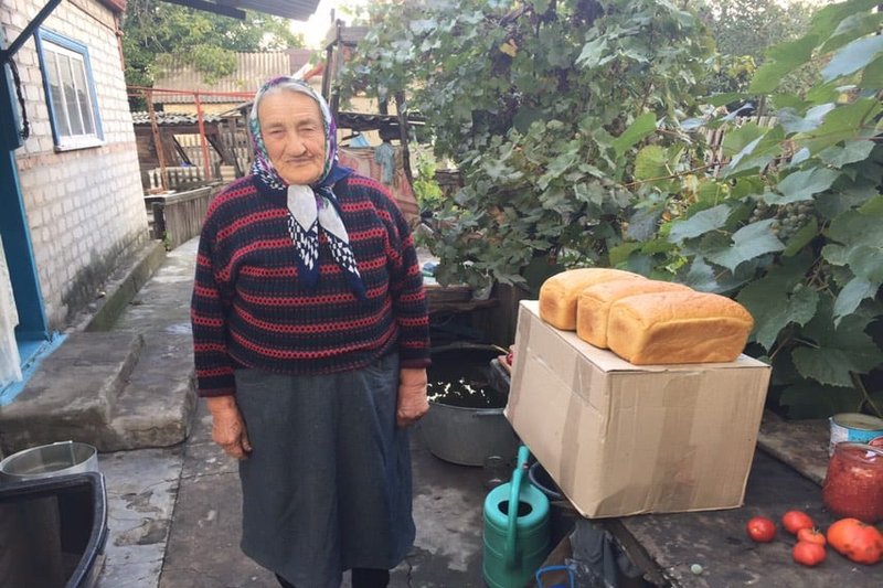 Ukraine: Frau mit Brot aus der Don Boscos-Bäckerei