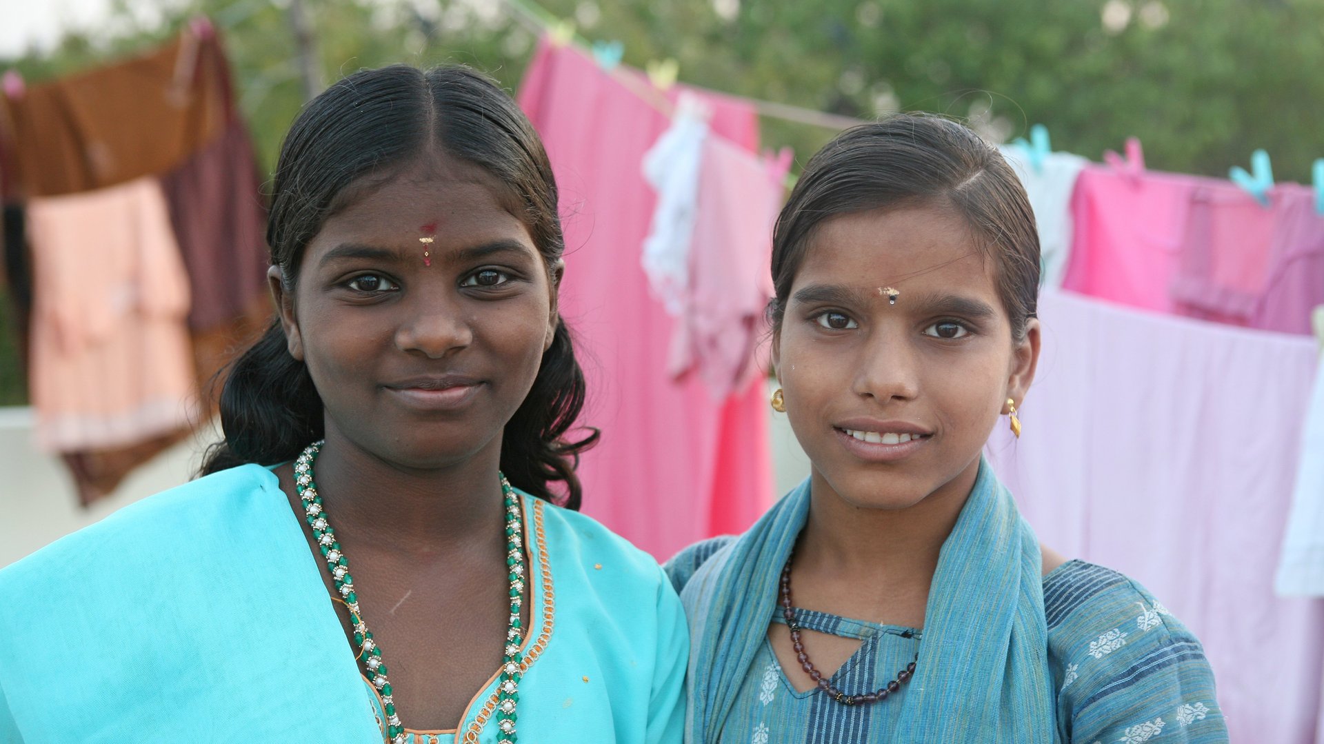 Indien: Maedchen vor Waescheleine