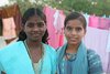 Indien: Maedchen vor Waescheleine