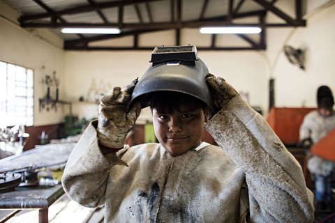 Bolivien: Azubi mit Schweißermaske
