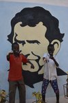 Zwei afrikanische Jungen vor Don Bosco Wandbild