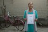 Indien: junge Frau mit Zeugnis