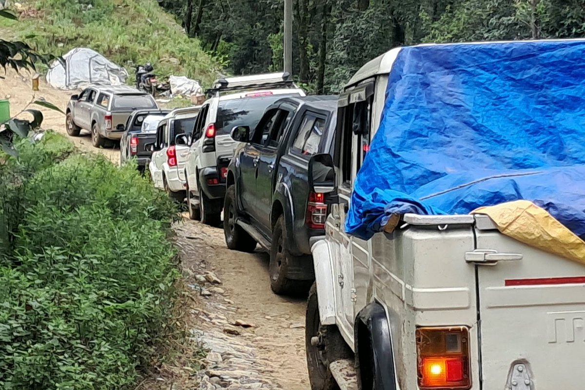 Nepal: LKW mit Hilfslieferungen